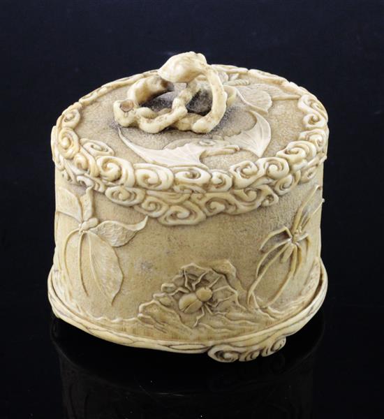 A Japanese ivory box and cover, Meiji period 6.5cm